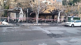 Incendio distrugge gazebo e arredi del Caffè Nobel