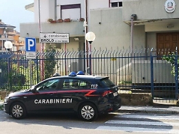 Brolo, lei lo lascia e lui la aggredisce con un bastone