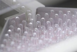 Coronavirus, &laquo;iter accelerato per ok vaccino&raquo;: bufera su commissario Fda