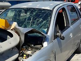 Catania: auto si schianta contro guardrail, 24enne rischia la vita