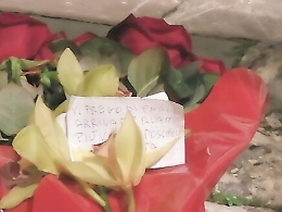 Sant'Agata, toccante biglietto con fiori davanti alla Cattedrale: &laquo;Fateglieli arrivare il pi&ugrave; vicino possibile&raquo;