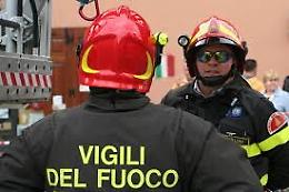 Licata, auto in fiamme, intossicato un uomo che abita al primo piano dello stabile: non è grave