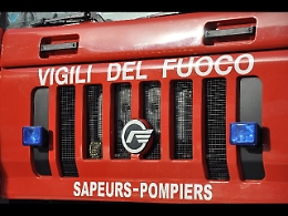 Furgone di pompe funebri bruciato a Villaseta