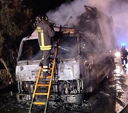 Messina, autista esce da tir in fiamme, lungo autostrada, appena in tempo
