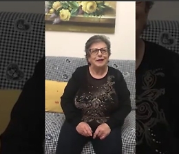 «Buon compleanno, signora Annamaria» da un manipolo di adorabili sconosciuti
