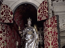Simulacro argenteo di Santa Lucia sul sagrato in piazza