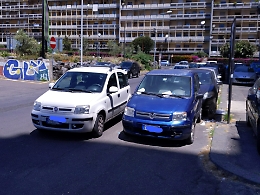 Catania, via Scammacca: auto in sosta stabile... In seconda fila
