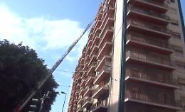 Palermo, incendio al nono piano di un palazzo: un morto e dieci feriti