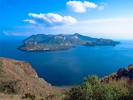 Turista milanese si lancia a Vulcano con parapendio e finisce su un albero