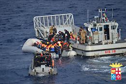 Migranti, il ministero della Difesa precisa: «Per la Marina militare imperativo salvare vite»