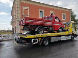 Rubava sabbia dall'Oasi del Simeto, martellate al camion per evitare sequestro