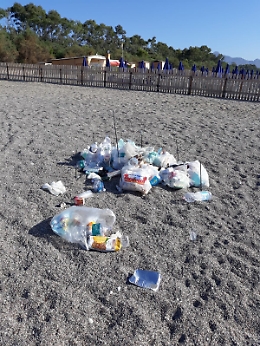Marina di Cottone (CT): rifiuti in spiaggia a tre giorni dal ferragosto