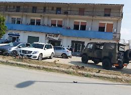 Rivolta in un centro migranti ad Agrigento, fughe e poliziotti feriti