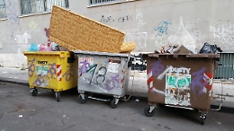 Catania: un intero divano dentro il cassonetto