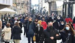 Covid, Ordine dei Medici: «Niente "liberi tutti" a Natale. Virus circola ancora»