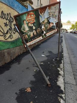 Catania: cartello pubblicitario pericoloso vicino ai Salesiani