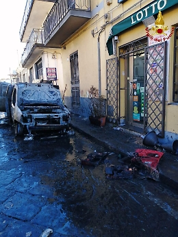 Esplode furgone officina carico di bombole
