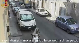 Catania, rapina in casa di anziana
con 3 suoi nipoti a fare da basisti