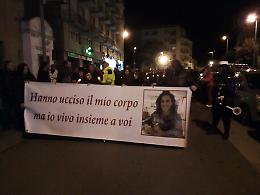 Uccisa a Marsala, in 3000 sfilano per ricordare Nicoletta: «Io vivo insieme a voi»