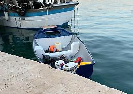 Migranti, a Lampedusa arriva con un barchino un'intera famiglia: uomo, due compagne e 8 figli