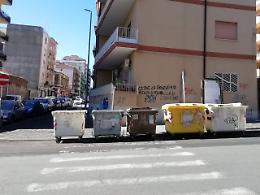 Catania: cassonetti posizionati sulle strisce pedonali