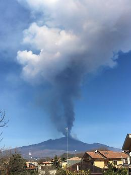 Etna, un'altra eruzione: trabocco di lava dal cratere di Sud Est, cenere e lapilli sulle citt&agrave;