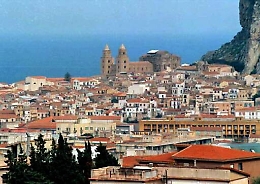 Cefalù, rogo avvolge motovedetta della Capitaneria: rischio inquinamento