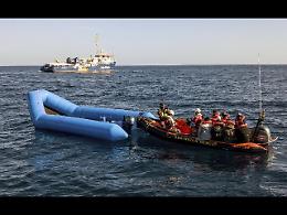 Immigrazione, Toninelli a Salvini:
&laquo;Porti aperti a chi &egrave; in regola&raquo;