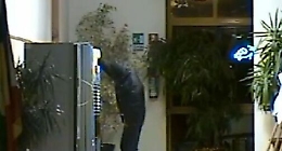 Ruba soldi nelle macchinette all'Anagrafe di Palermo: preso dopo inseguimento