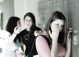 Botte e minacce a 15enne per un ragazzo conteso: due minori denunciate