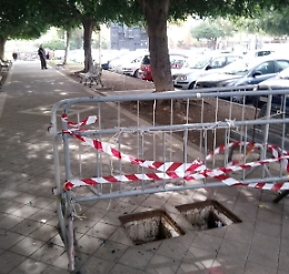 Tombini aperti in piazza Montessori a Catania vicino ad una scuola