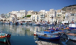 Dimentica di tirare freno a mano e l'auto finisce in mare a Santa Flavia