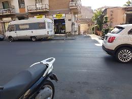 Catania, in via Imbriani rifatto l'asfalto: le strisce blu subito ridipinte, nessuna traccia di quelle pedonali!