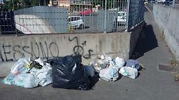 Catania, marciapiede di viale Fleming funge da cassonetto: "spero che il nuovo sindaco risolva il problema spazzatura"