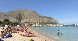 Batte la testa dopo tuffo a Mondello, 17enne si risveglia dal coma