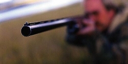 La rissa dopo l&rsquo;incidente, colpi di fucile contro un giovane