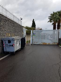 Catania: cassonetti posizionati davanti l'ingresso di una scuola