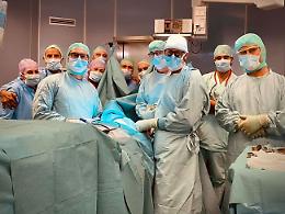 Paralizzato alle gambe e alle braccia, guarisce con una protesi