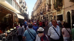 Taormina, il sindaco vieta l’abbordaggio clienti: multe salate