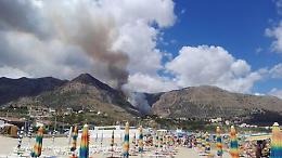 In fiamme colline di Castellammare: dove sono i pompieri?