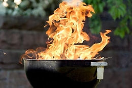 Versa alcol sulla brace, bimbo di 11 gravemente ustionato