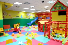 Siracusa, bimbo “abbandonato” in ludoteca e i gestori chiamano i carabinieri