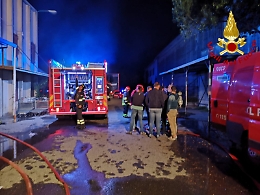 Catania, incendio in un capannone deposito di cosmetici e profumi