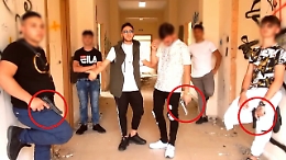 Rimosso il video del neomelodico catanese con armi, droga e santini