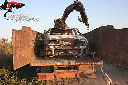 Catania, cerca di portare via rottami di auto e cerchioni bruciati: arrestato