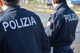 Minaccia ex titolare con una bottiglia di vetro: fermato