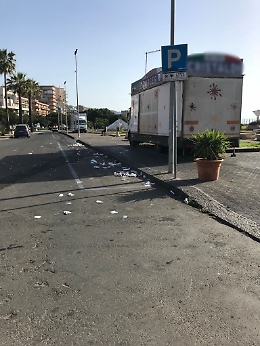 Catania, che degrado in piazza Cannav&ograve;: e nessuno ripulisce