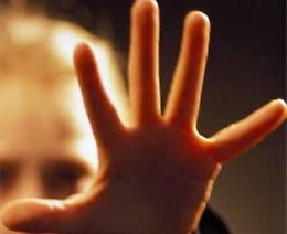Non impedì gli abusi del marito sui figli, condannata e arrestata