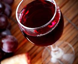 In hotel a Fontane Bianche 200 litri di vino rosso "irregolari": multa e sequestro