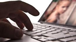 Riprende con il cellulare e invia ai pedofili gli abusi su figlia di 2 anni